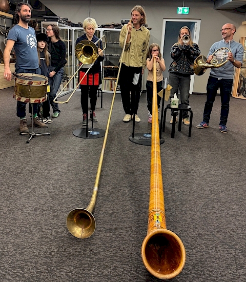 30'000 Gäste seit Eröffnung des Museums 2017: Mathilda (dritte von rechts) mit ihrer Familie und Freunden war unsere 30'000ste Besucherin!